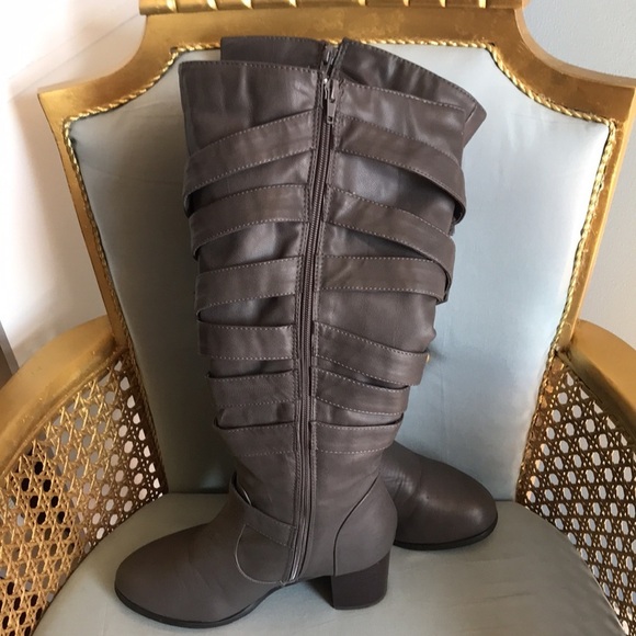 Journee Collection, gray faux leather, rounded toe, zip up heeled boots size 8 - Picture 4 of 12